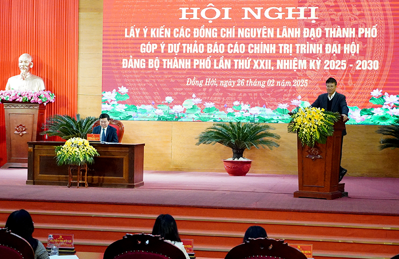 Các đại biểu đóng góp ý kiến.