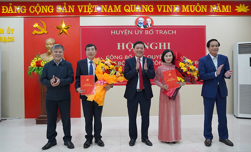 Lãnh đạo huyện Bố Trạch trao quyết định thành lập Ban Tuyên giáo và Dân vận Huyện ủy cho các đồng chí Trưởng, Phó Trưởng ban. 