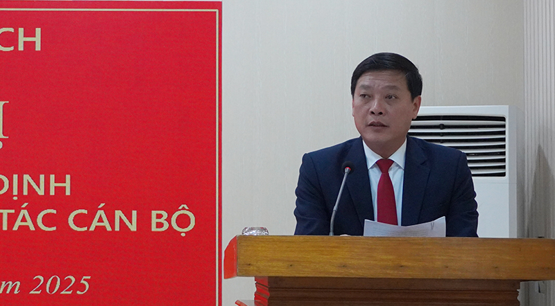 Đại diện lãnh đạo Huyện ủy Bố Trạch phát biểu giao nhiệm vụ.