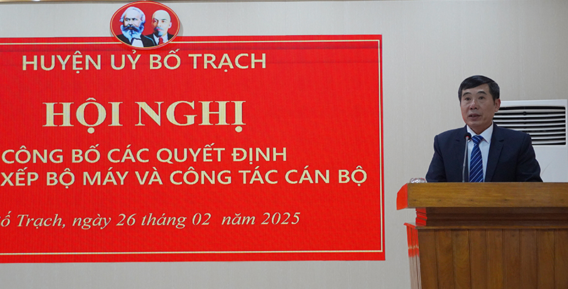 Đại diện lãnh đạo  Ban Tuyên giáo và Dân vận Huyện ủy Bố Trạch phát biểu nhận nhiệm vụ.