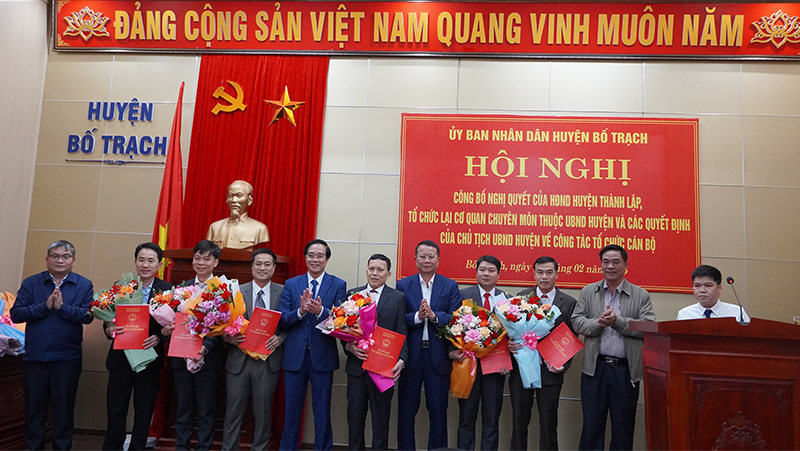 Lãnh đạo UBND huyện Bố Trạch trao quyết định bổ nhiệm các trưởng phòng.