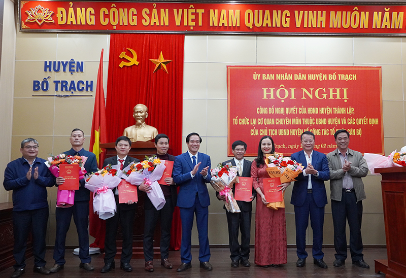 Lãnh đạo UBND huyện Bố Trạch trao quyết định bổ nhiệm các phó trưởng phòng.