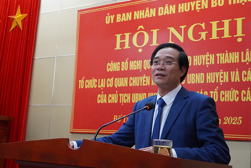 Đại diện lãnh đạo UBND huyện Bố Trạch phát biểu giao nhiệm vụ.