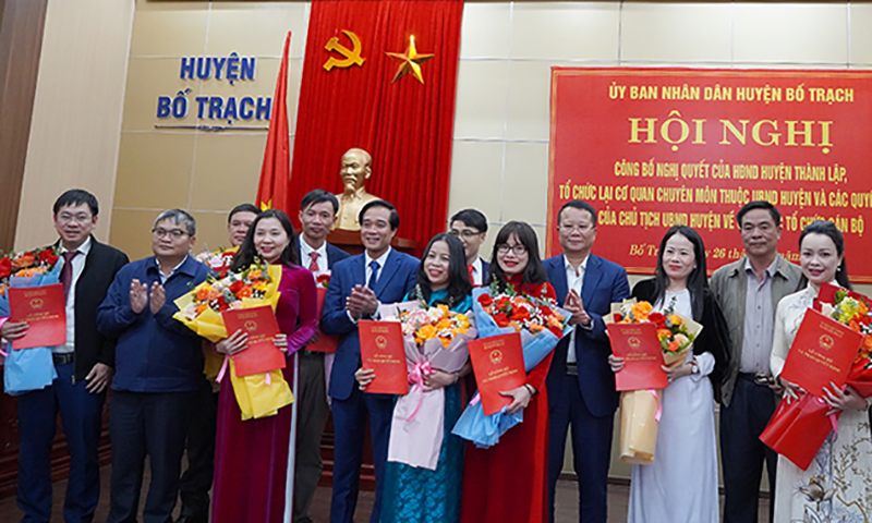Lãnh đạo UBND huyện Bố Trạch trao quyết định bổ nhiệm các phó trưởng phòng.