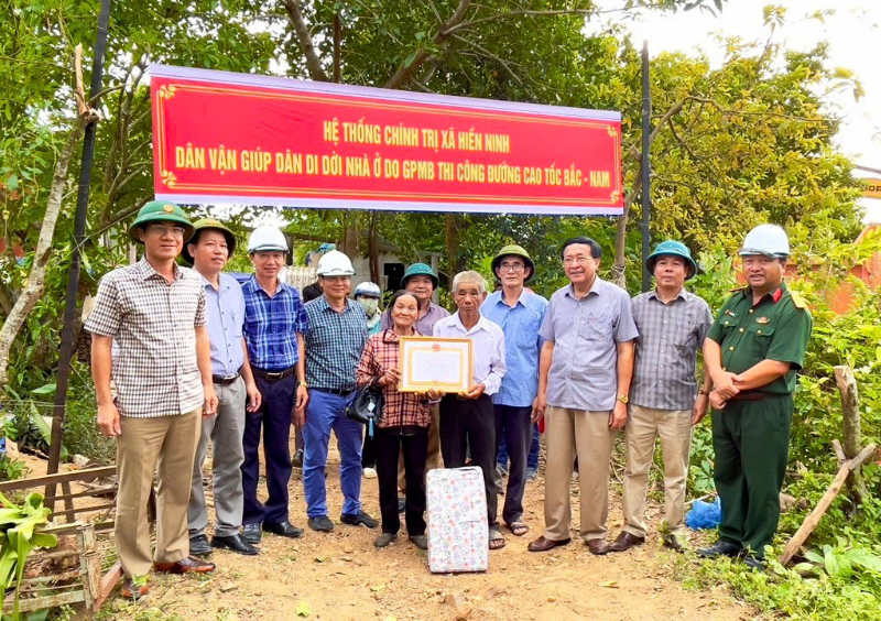 Khen thưởng, động viên kịp thời người dân tự nguyện di dời GPMB dự án đường bộ cao tốc Bắc-Nam ở xã Hiền Ninh.