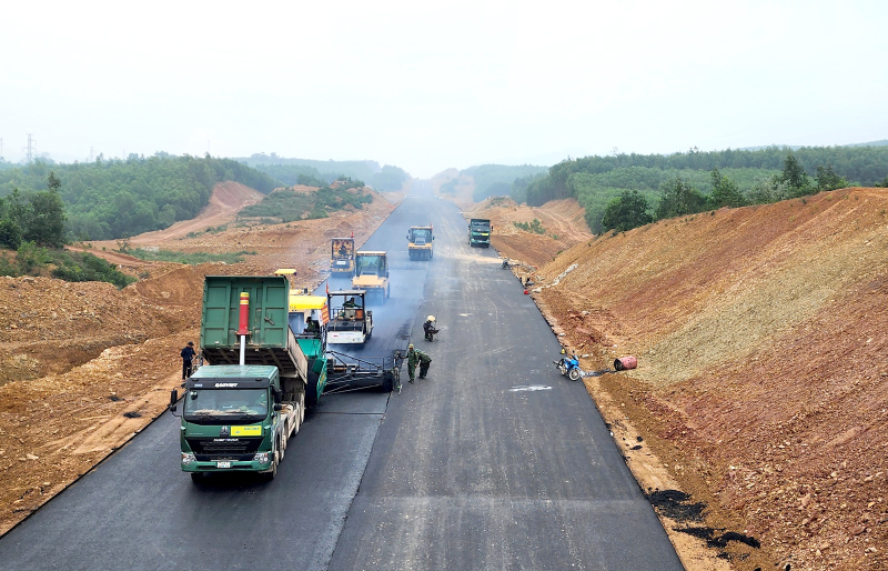 Thi công dự án đường bộ cao tốc Bắc-Nam qua địa bàn huyện Quảng Ninh.