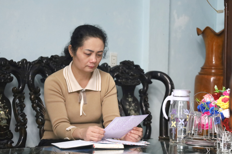Chị Nguyễn Thị Hương Lan vẫn lưu giữ những bức thư của chồng gửi về từ 25 năm trước. 