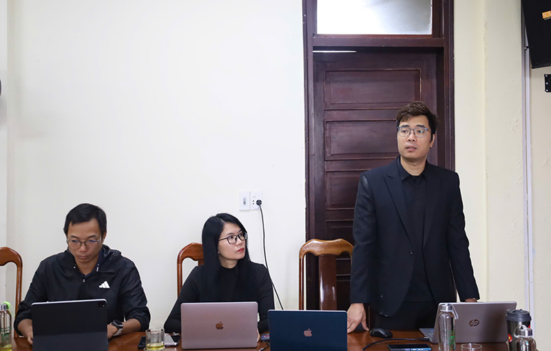 Đại diện Công ty cổ phần Đường Đua Mới giới thiệu về giải chạy. 
