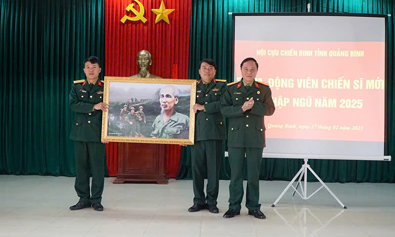 Đại diện Hội CCB tỉnh tặng tranh cho cán bộ, chiến sĩ Trung đoàn 996.
