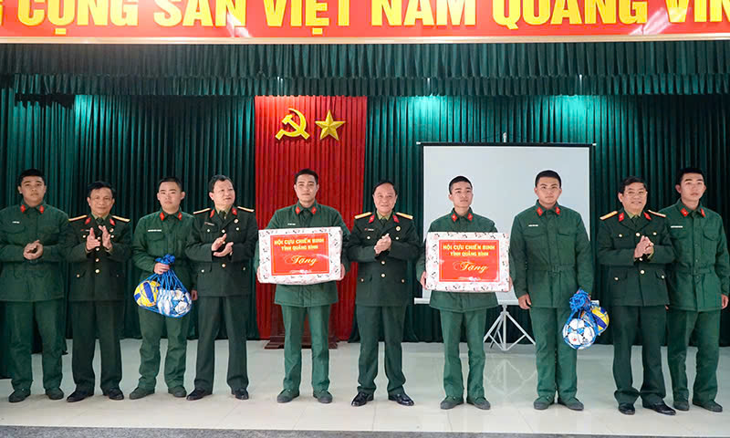 Đại diện Hội CCB tỉnh tặng quà cho chiến sĩ mới.