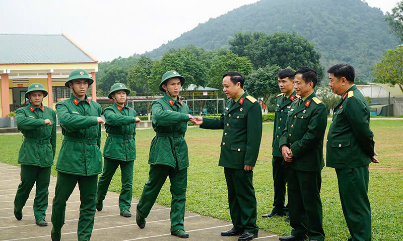Lãnh đạo Hội CCB tỉnh động viên chiến sĩ mới trên thao trường.