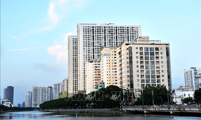 Chung cư cho người có thu nhập thấp bên kên Tàu Hủ-Bến Nghé, quận 4, TP Hồ Chí Minh. Ảnh minh họa: Hồng Đạt/TTXVN