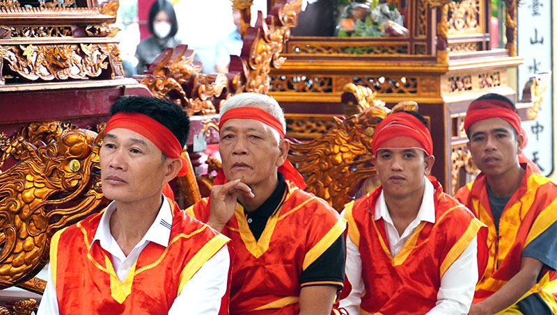 Các thế hệ kế tiếp nhau tham gia hội làng