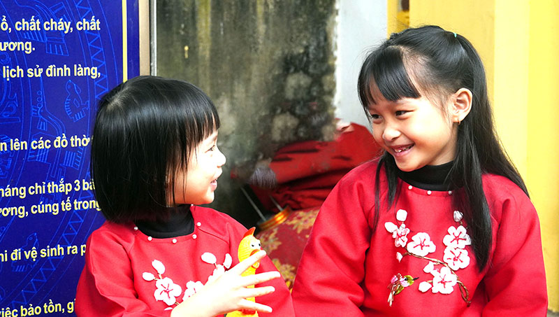 Chị và em vui trẩy hội làng