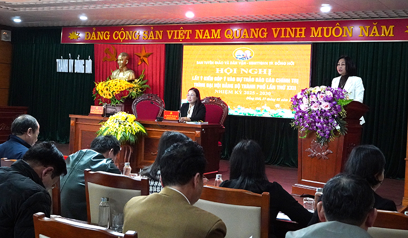 Đại diện lãnh đạo Ban Tuyên giáo và Dân vận Thành ủy đặt vấn đề hội nghị.
