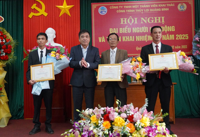 Đồng chí Phó Chủ tịch Thường trực UBND tỉnh Đoàn Ngọc Lâm trao bằng khen của Chủ tịch UBND tỉnh cho các cá nhân.