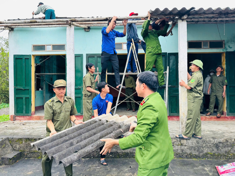 Tuổi trẻ Công an tỉnh chung tay hỗ trợ xóa nhà tạm, nhà dột nát trên địa bàn tỉnh.