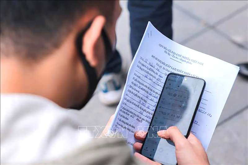 Người dân chờ cấp, đổi GPLX tại Bộ phận Tiếp nhận và Trả kết quả giải quyết thủ tục hành chính của Sở GTVT Hà Nội ở số 2 Phùng Hưng (quận Hà Đông), chiều 19/2/2025. Ảnh: Hoàng Hiếu/TTXVN