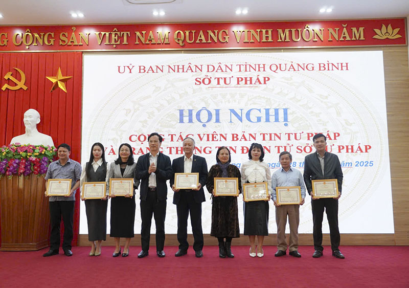 Sở Tư pháp đã tặng giấy khen cho 1 tập thể và 7 cá nhân có nhiều đóng góp cho bản tin tư pháp và trang thông tin điện tử của sở.