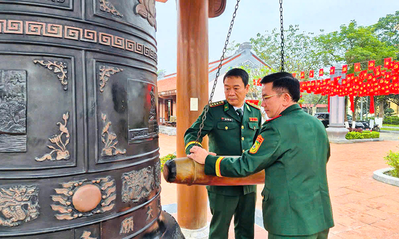 Lãnh đạo Đảng ủy, Bộ Chỉ huy BĐBP tỉnh thực hiện nghi thức thỉnh chuông tại Đền thờ Bác Hồ và các Anh hùng liệt sỹ tỉnh.