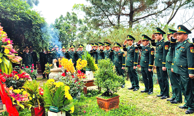 Lãnh đạo và cán bộ, chiến sĩ BĐBP tỉnh dâng hương tại khu mộ Đại tướng Võ Nguyên Giáp.