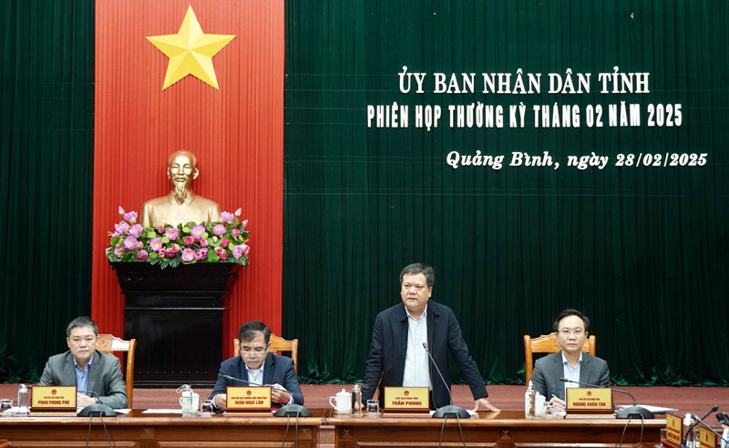 Đồng chí Chủ tịch UBND tỉnh Trần Phong chủ trì phiên họp.
