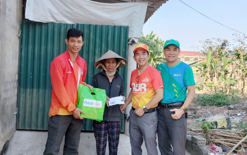 Đại diện CLB Quảng Bình Runners trao những suất quà Tết cho những người nghèo, học sinh gặp hoàn cảnh khó khăn.