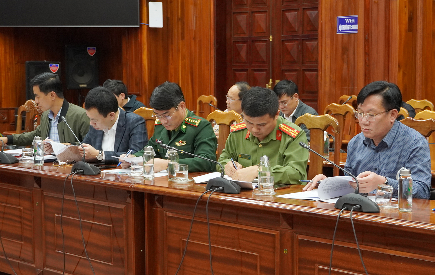 Các đại biểu tham dự cuộc họp.