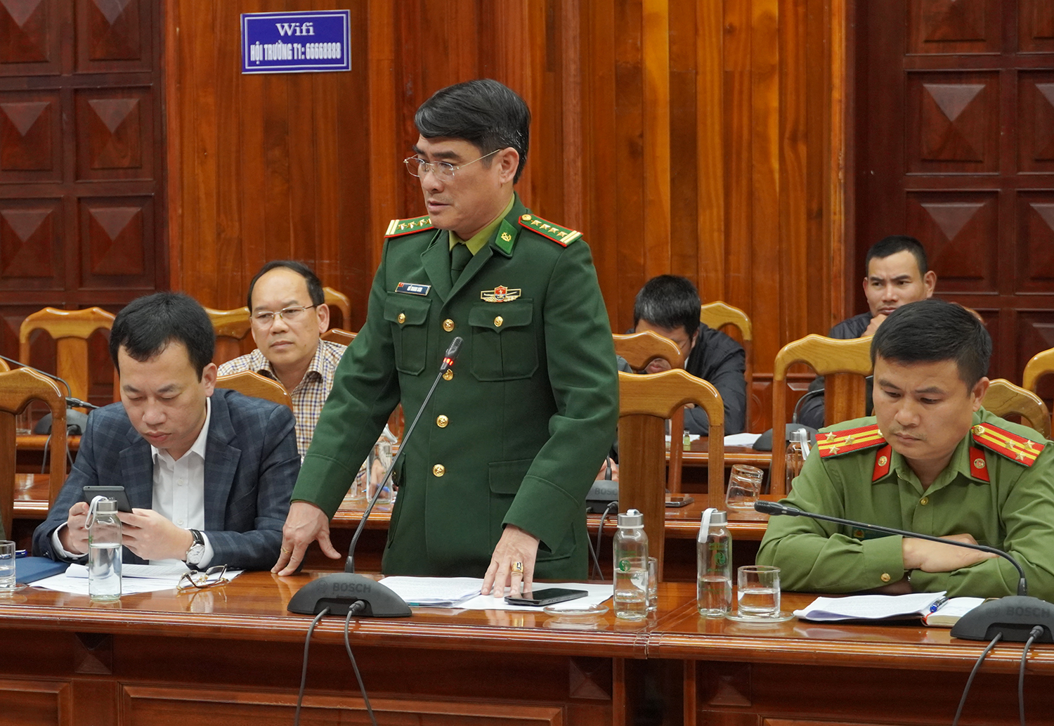 Các đại biểu thảo luận tại cuộc họp.