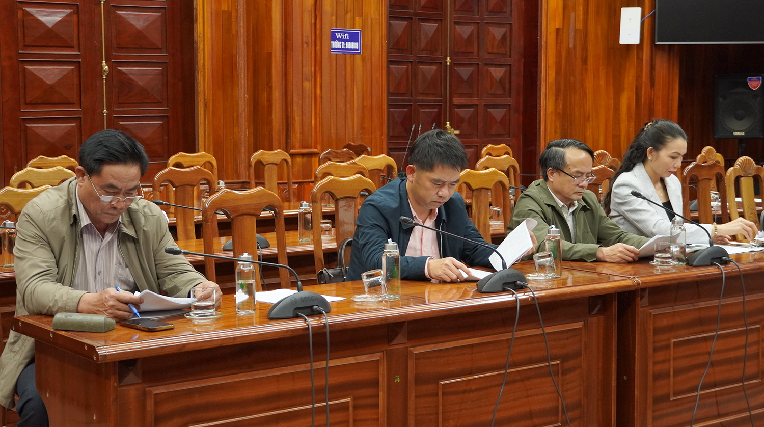 Các đại biểu tham dự cuộc họp.