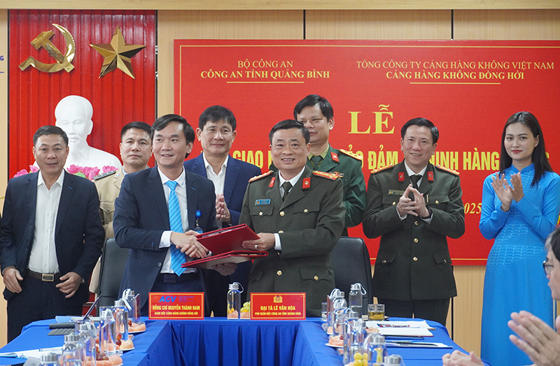 Đại diện lãnh đạo Công an tỉnh và cảng hàng không Đồng Hới ký kết biên bản bàn giao. 
