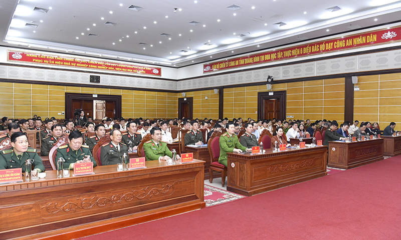 Các đại biểu dự buổi lễ.