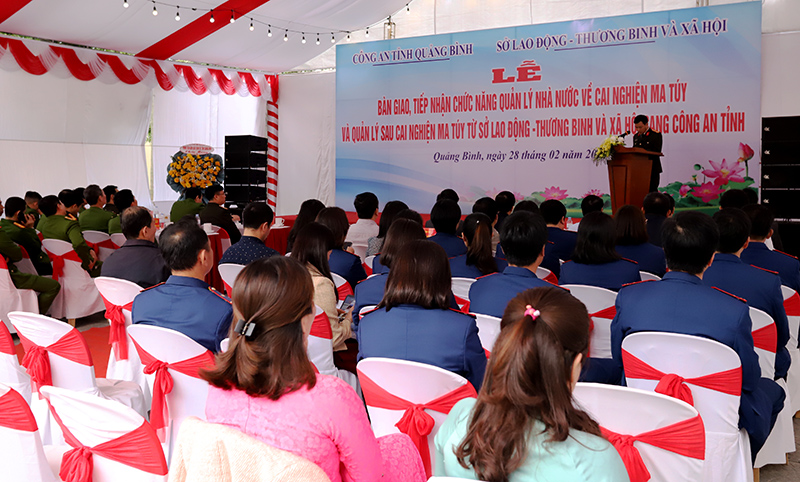 Quang cảnh lễ bàn giao và tiếp nhận.