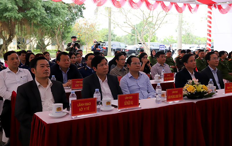 Các đồng chí lãnh đạo tỉnh tham dự buổi lễ.