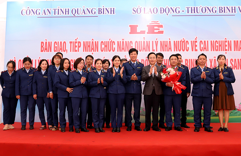 Đồng chí Hoàng Xuân Tân, Phó Chủ tịch UBND tỉnh tặng hoa cho đội ngũ cán bộ, viên chức, NLĐ của Cơ sở CNMT trước khi chuyển giao.