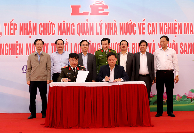 Lãnh đạo Công an tỉnh và Sở LĐTB&XH ký kết lễ bàn giao và tiếp nhận.