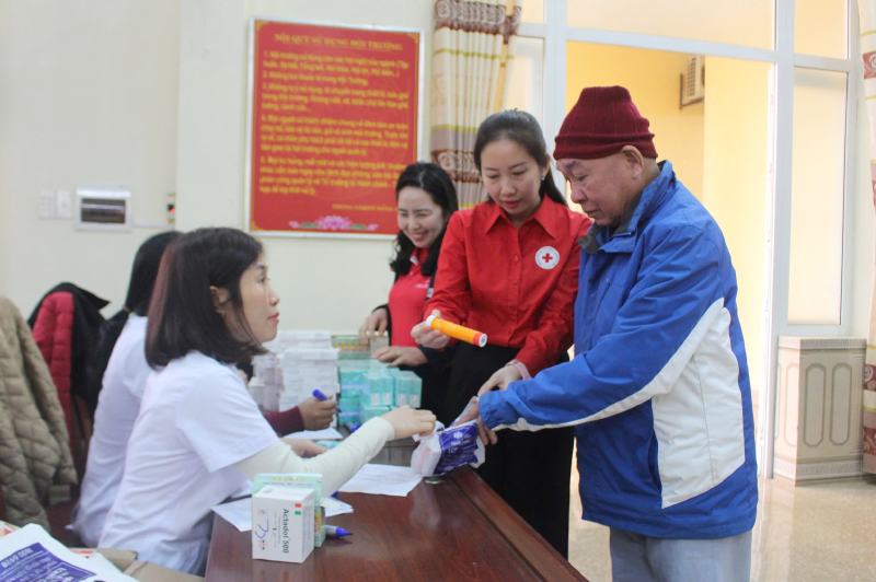 Hoạt động khám bệnh miễn phí cho các hộ gia đình khó khăn. 