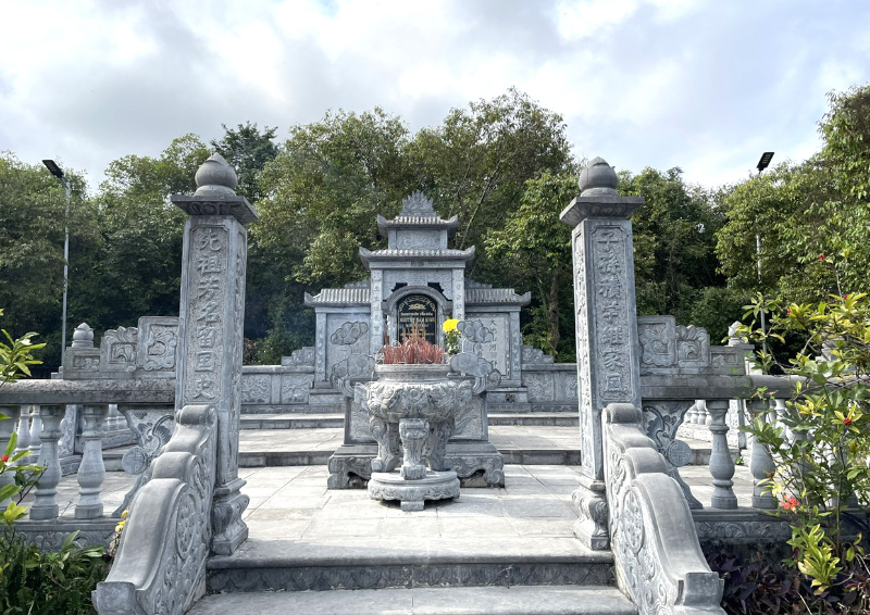 Ngày xuân viếng mộ Nguyễn Hàm Ninh