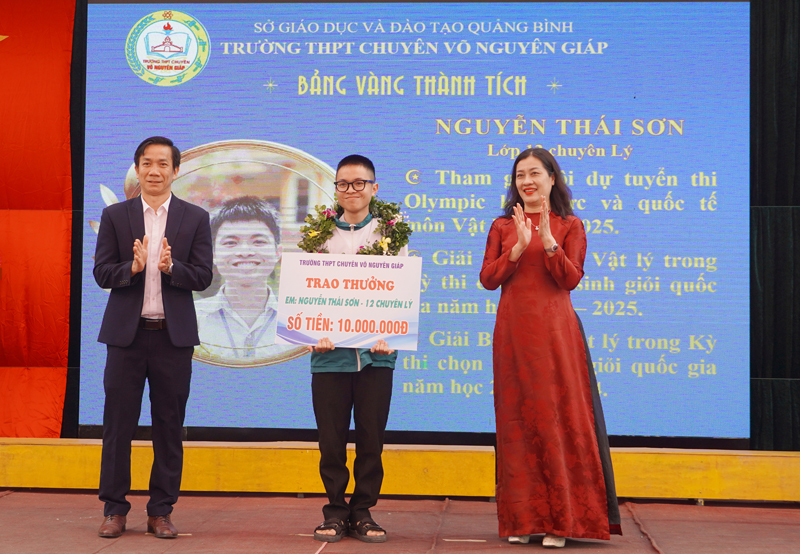 Tuyên dương, khen thưởng giáo viên và học sinh đạt thành tích xuất sắc