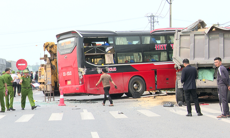 Bố Trạch: Tai nạn liên hoàn giữa 3 xe ô tô