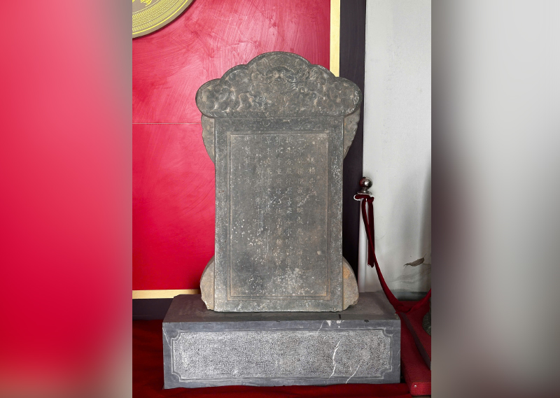Tấm bia đá trên Hoành Sơn quan