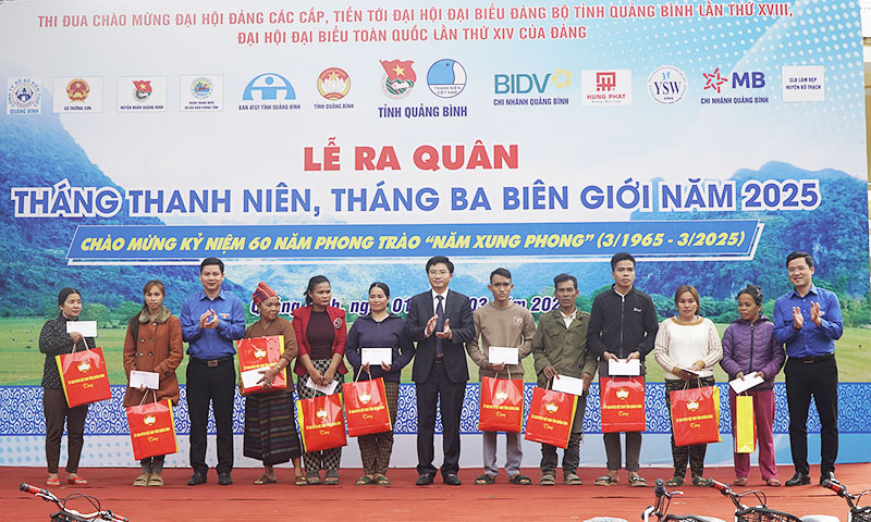 Đồng chí Trưởng ban Ban Tuyên giáo và Dân vận Tỉnh ủy và đồng chí Bí thư Tỉnh đoàn tặng quà người dân có hoàn cảnh khó khăn. 