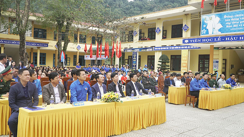Các đại biểu tham dự buổi lễ.