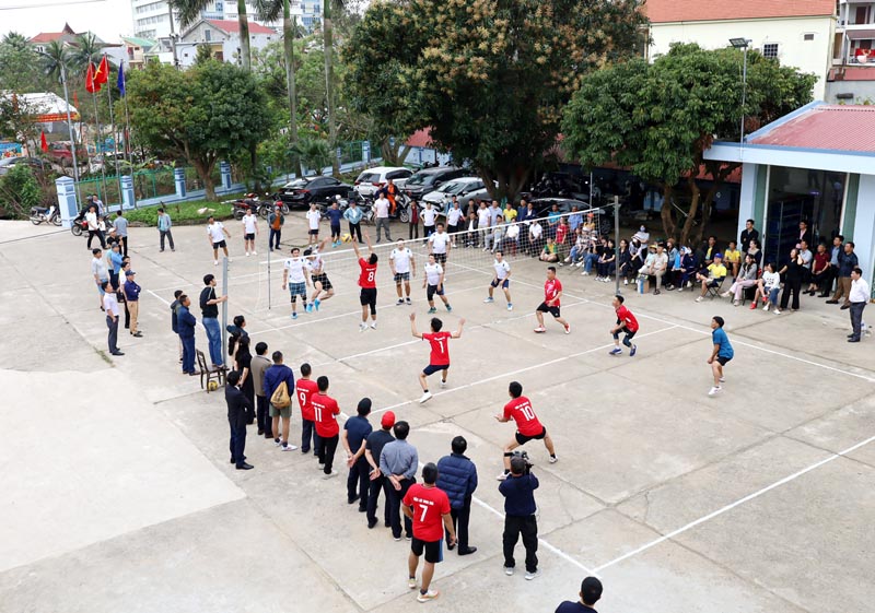Các vận động viên tham gia tranh tài ở môn bóng chuyền