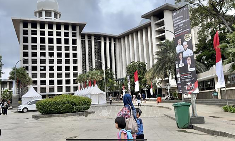 Bên ngoài nhà thờ Istiqlah ở Jakarta, thánh đường Hồi giáo lớn nhất Đông Nam Á.