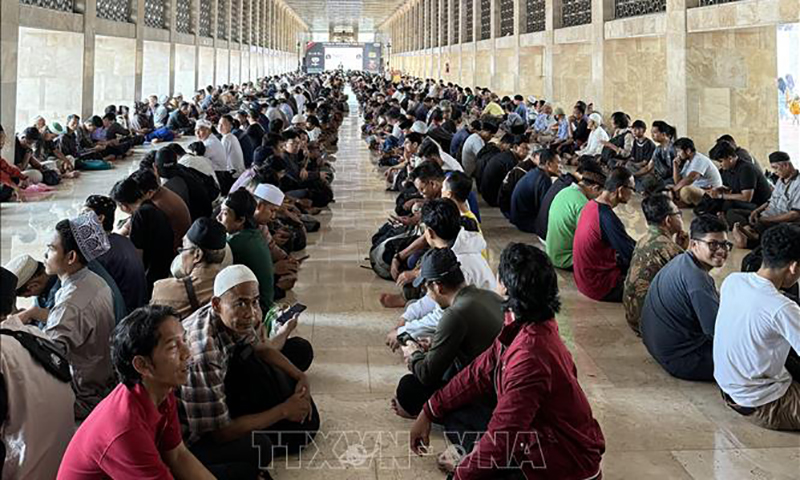 Các tín đồ Hồi giáo Indonesia tập hợp tại nhà thờ Istiqlah trước lễ cầu nguyện.