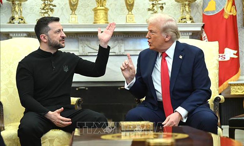 Tổng thống Mỹ Donald Trump (phải) hội đàm với Tổng thống Ukraine Volodymyr Zelensky tại Nhà Trắng, ngày 28/2/2025. Ảnh: AP/TTXVN