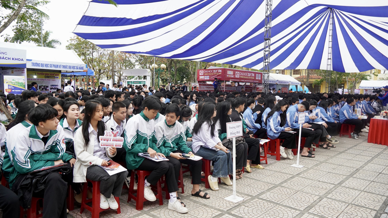Đông đảo học sinh tham gia chương trình.