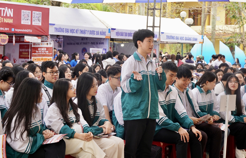 Các học sinh hào hứng đặt câu hỏi cho các nhà tư vấn.