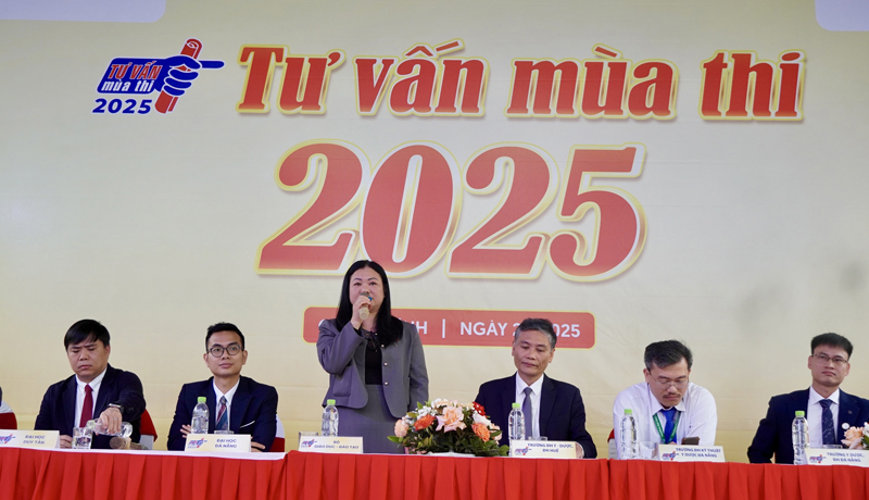 Đại diện Bộ Giáo dục-Đào tạo giải đáp thắc mắc của học sinh về kỳ tuyển sinh đại học, cao đẳng năm 2025.